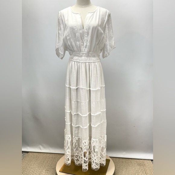 J Gee Dresses & Skirts - J. GEE White split V neckline Lace hem Maxi Dress size 2X